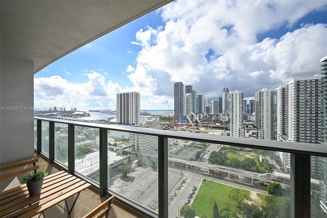 For Sale: $590,000 (2 beds, 2 baths, 882 Square Feet)