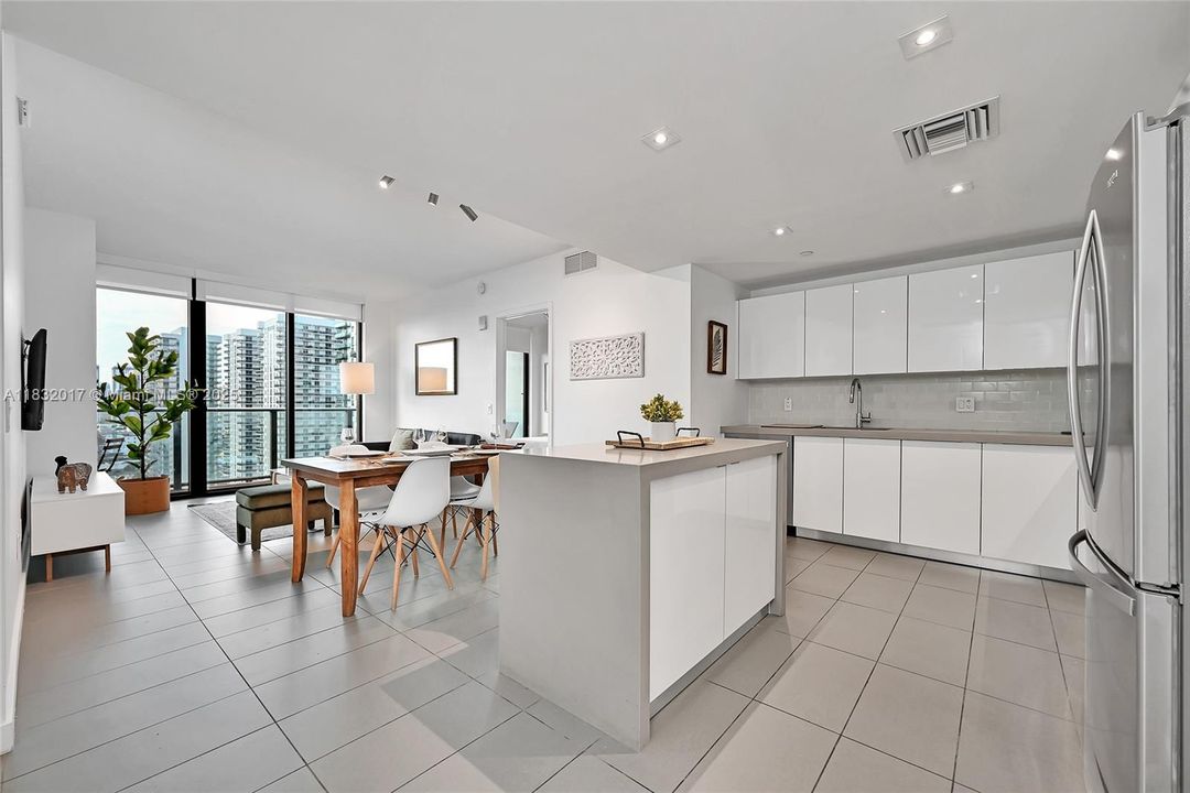 For Sale: $590,000 (2 beds, 2 baths, 882 Square Feet)