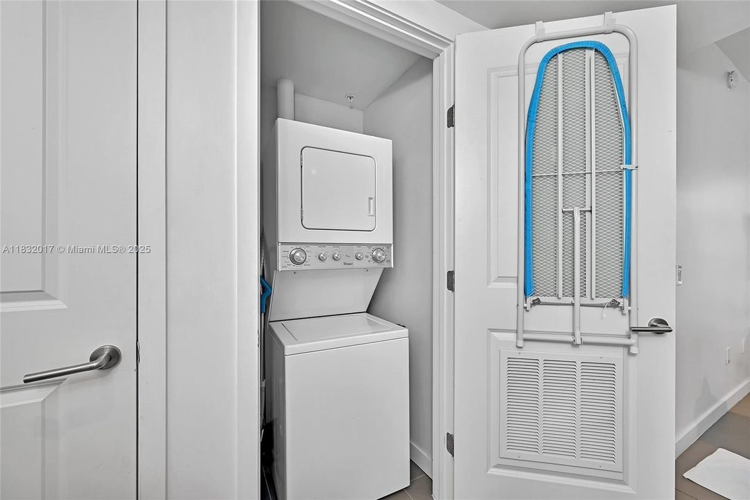 For Sale: $590,000 (2 beds, 2 baths, 882 Square Feet)