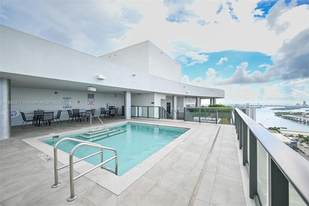 For Sale: $590,000 (2 beds, 2 baths, 882 Square Feet)