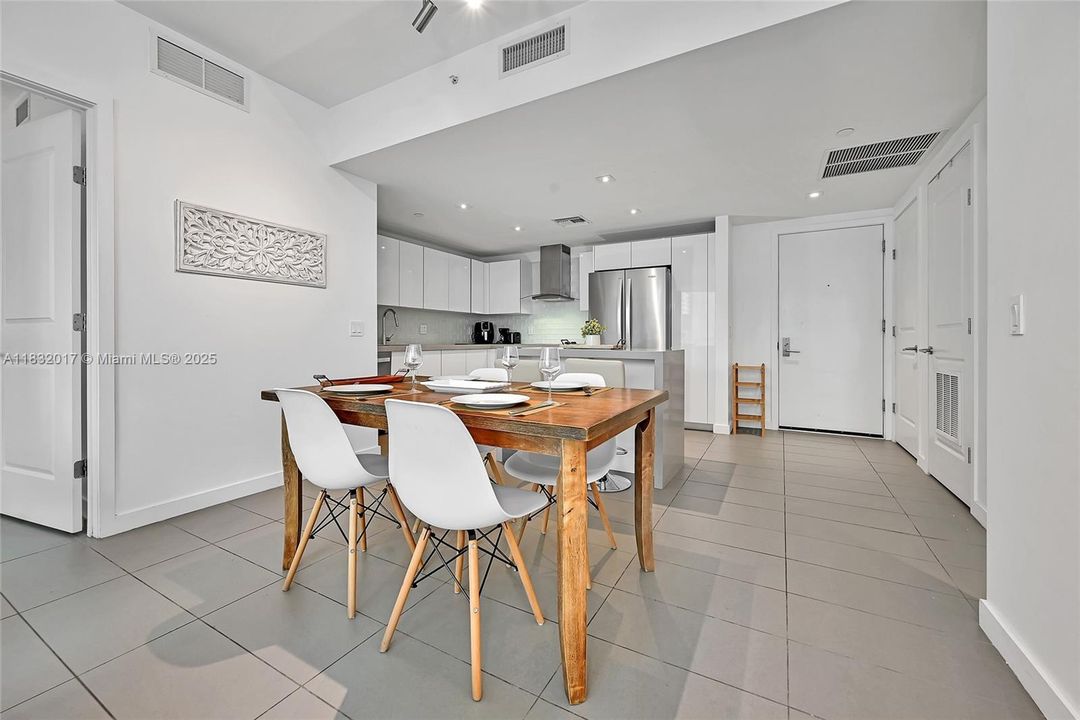 For Sale: $590,000 (2 beds, 2 baths, 882 Square Feet)