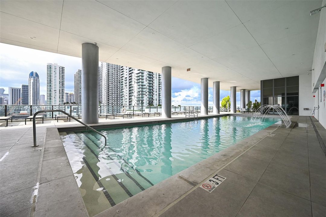 For Sale: $590,000 (2 beds, 2 baths, 882 Square Feet)