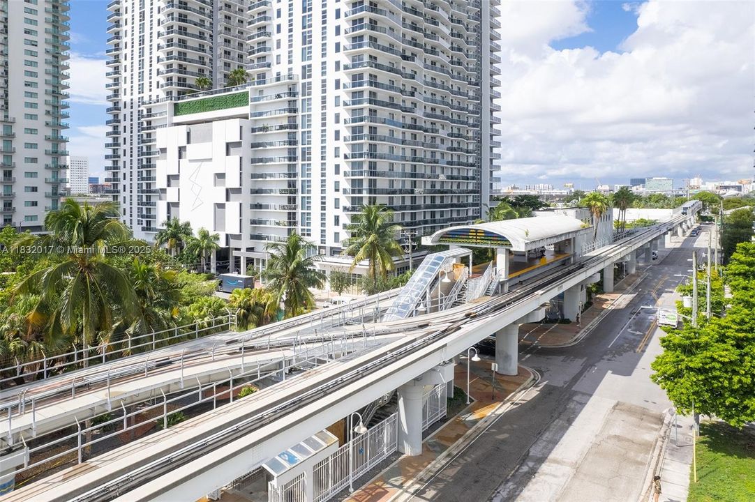 For Sale: $590,000 (2 beds, 2 baths, 882 Square Feet)