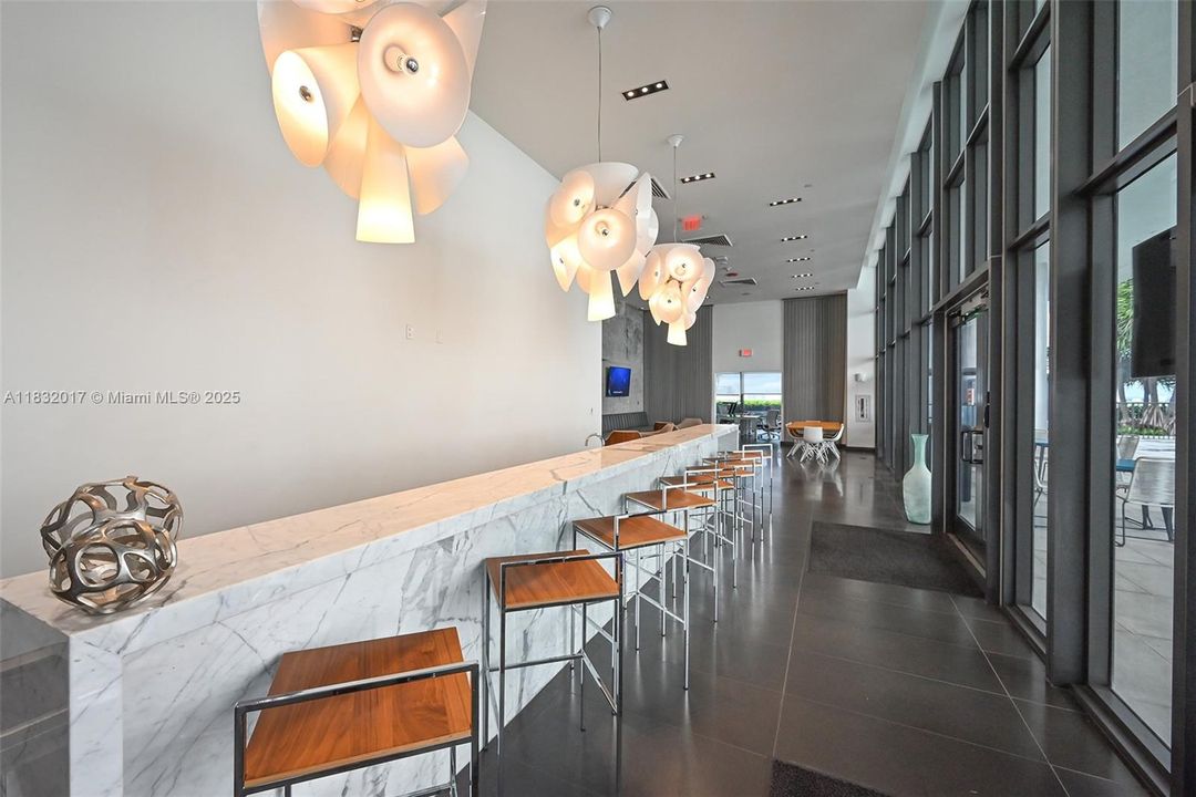 For Sale: $590,000 (2 beds, 2 baths, 882 Square Feet)