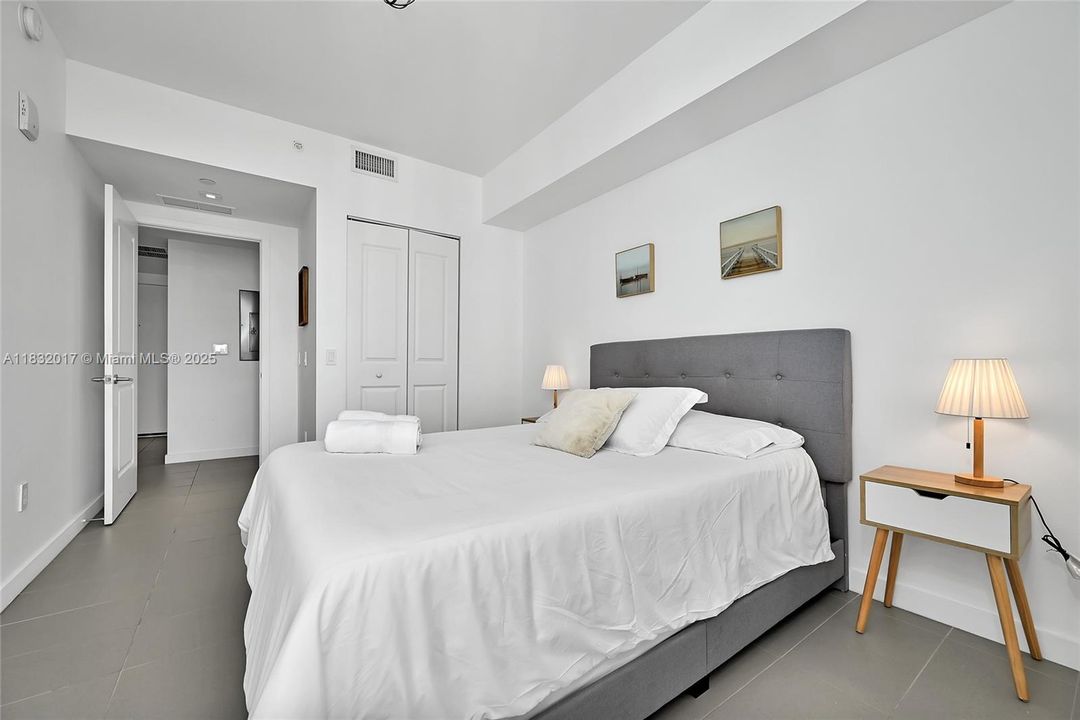 For Sale: $590,000 (2 beds, 2 baths, 882 Square Feet)