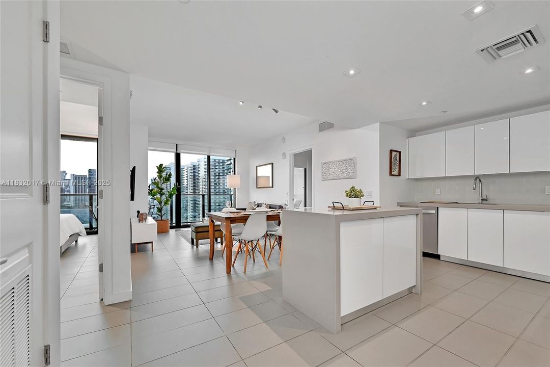 For Sale: $590,000 (2 beds, 2 baths, 882 Square Feet)