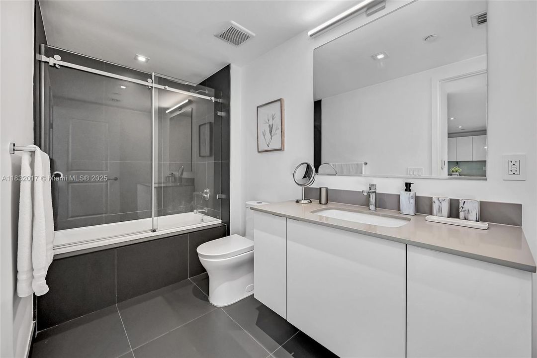 For Sale: $590,000 (2 beds, 2 baths, 882 Square Feet)