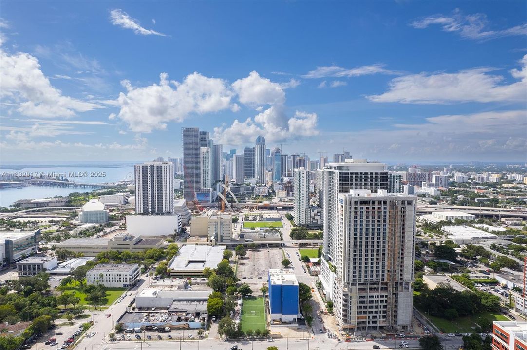 For Sale: $590,000 (2 beds, 2 baths, 882 Square Feet)