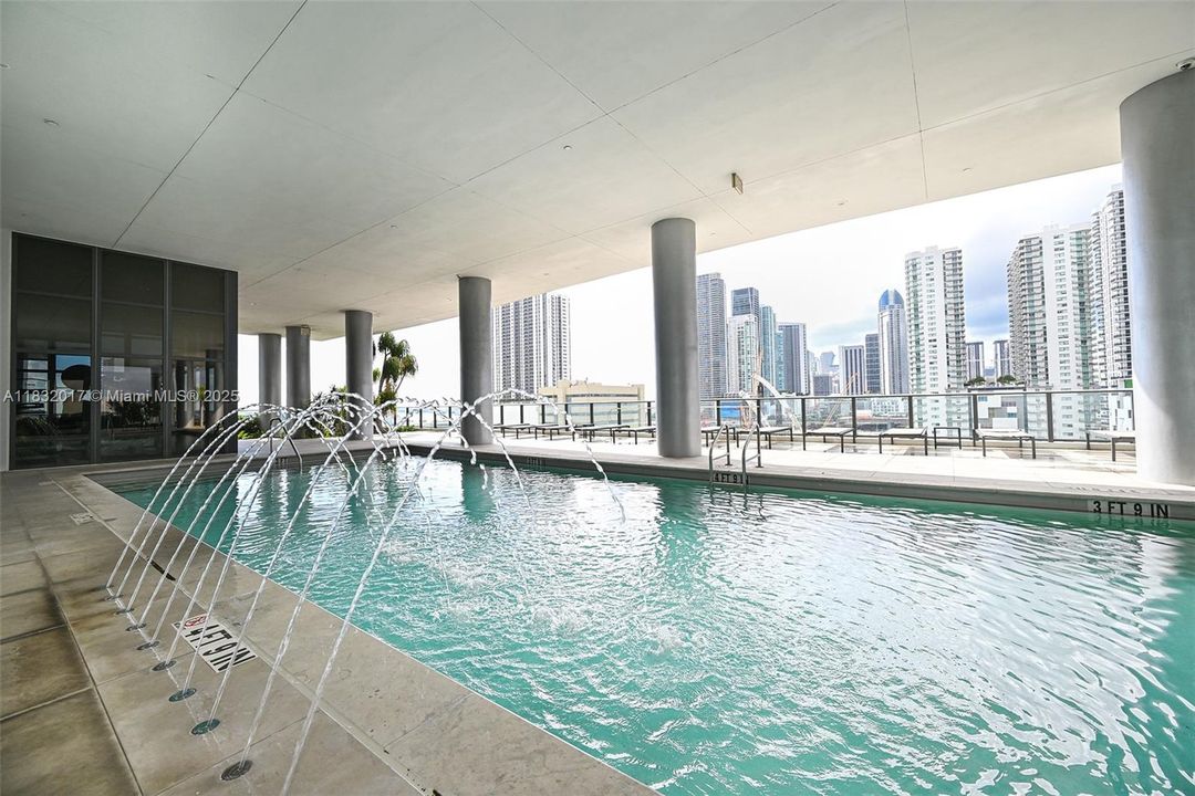 For Sale: $590,000 (2 beds, 2 baths, 882 Square Feet)