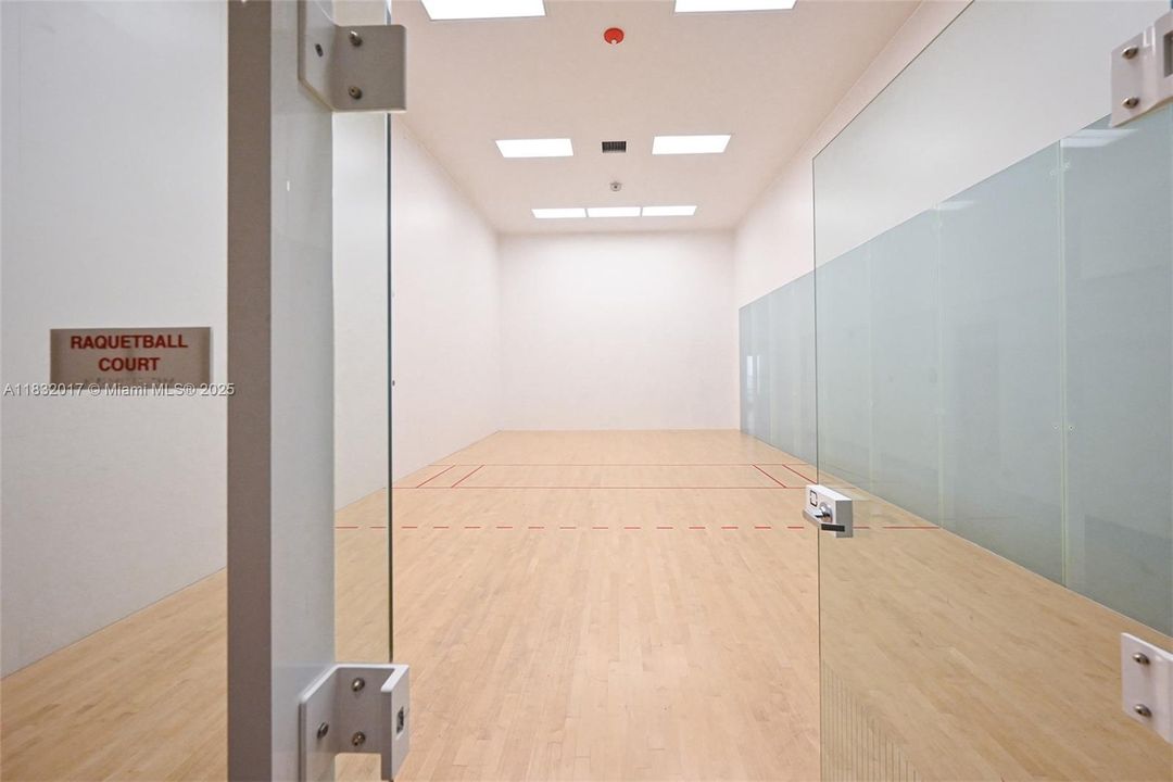 For Sale: $590,000 (2 beds, 2 baths, 882 Square Feet)