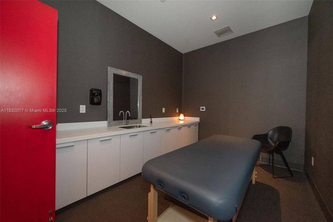 For Sale: $590,000 (2 beds, 2 baths, 882 Square Feet)