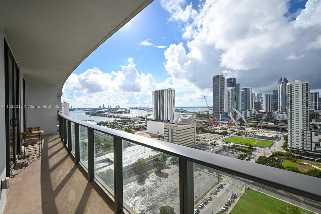 For Sale: $590,000 (2 beds, 2 baths, 882 Square Feet)