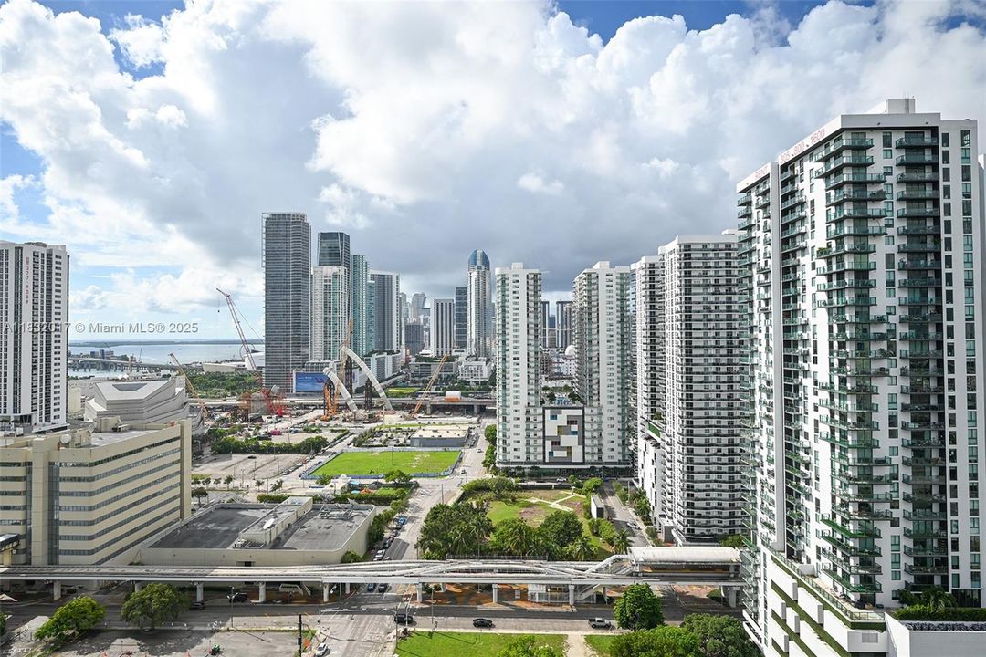 For Sale: $590,000 (2 beds, 2 baths, 882 Square Feet)