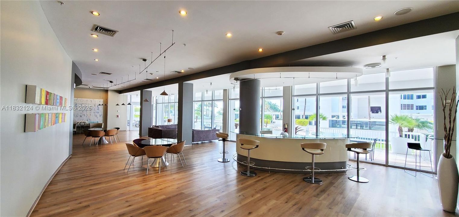 En Venta: $775,000 (1 camas, 1 baños, 896 Pies cuadrados)