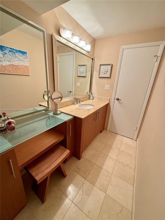 En Venta: $775,000 (1 camas, 1 baños, 896 Pies cuadrados)