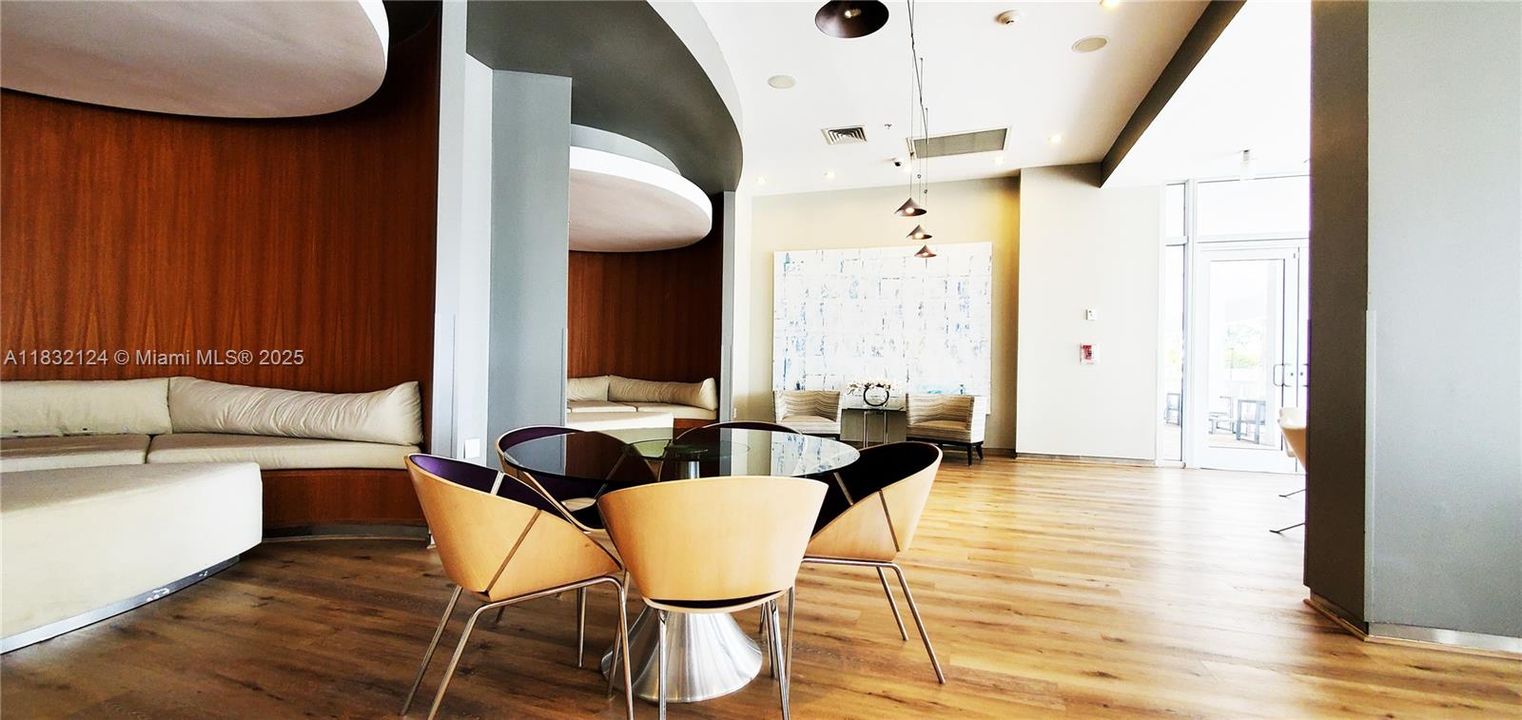 En Venta: $775,000 (1 camas, 1 baños, 896 Pies cuadrados)