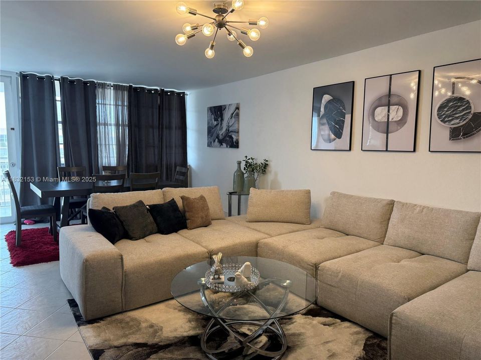 For Sale: $394,900 (1 beds, 1 baths, 943 Square Feet)