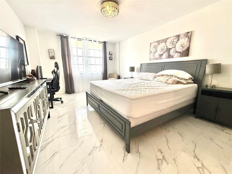 For Sale: $394,900 (1 beds, 1 baths, 943 Square Feet)