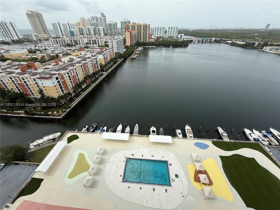 For Sale: $394,900 (1 beds, 1 baths, 943 Square Feet)