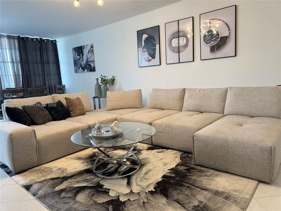 For Sale: $394,900 (1 beds, 1 baths, 943 Square Feet)