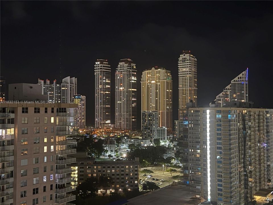 For Sale: $394,900 (1 beds, 1 baths, 943 Square Feet)