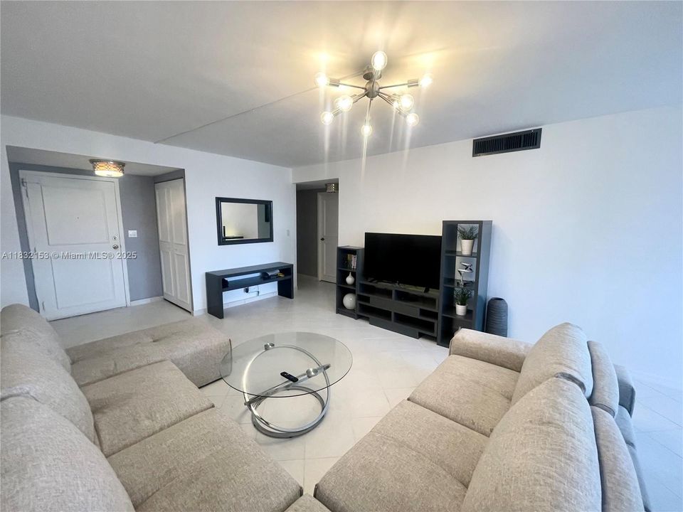 For Sale: $394,900 (1 beds, 1 baths, 943 Square Feet)