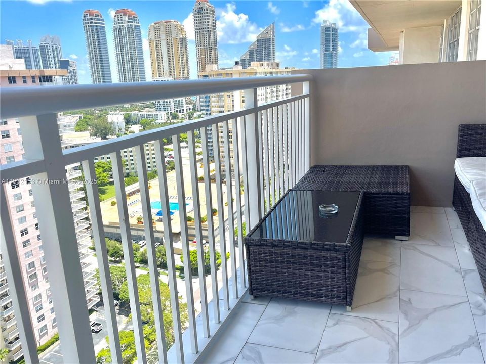 For Sale: $394,900 (1 beds, 1 baths, 943 Square Feet)