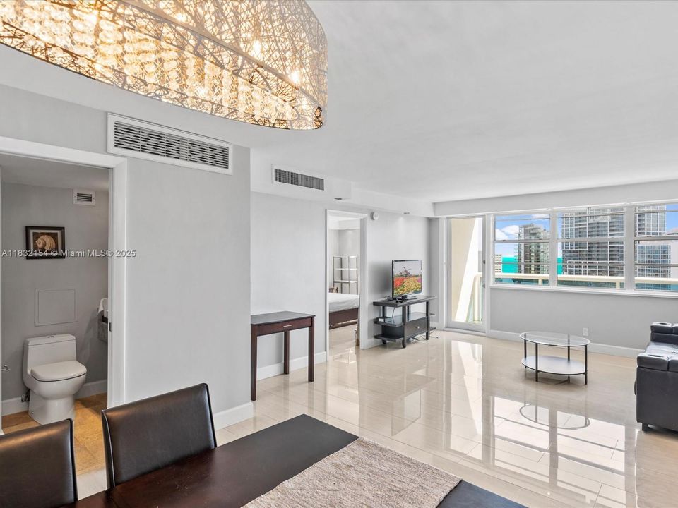 For Sale: $360,000 (1 beds, 1 baths, 910 Square Feet)