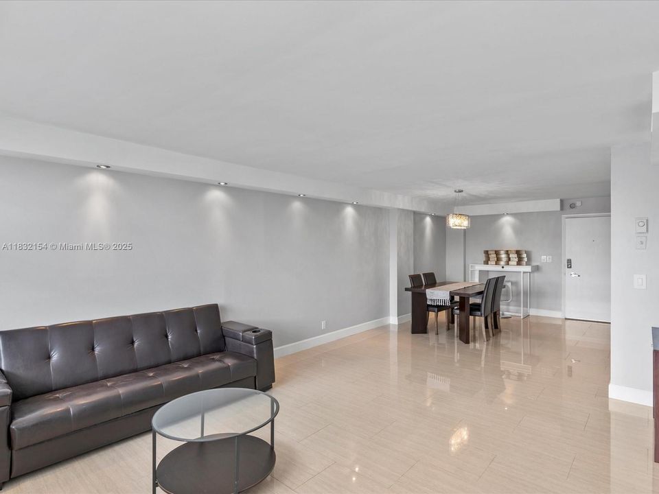 For Sale: $360,000 (1 beds, 1 baths, 910 Square Feet)