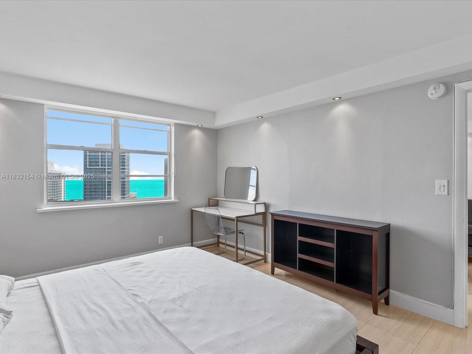 For Sale: $360,000 (1 beds, 1 baths, 910 Square Feet)