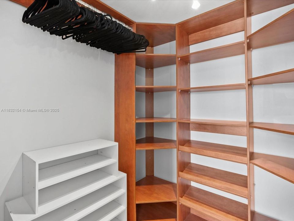 For Sale: $360,000 (1 beds, 1 baths, 910 Square Feet)