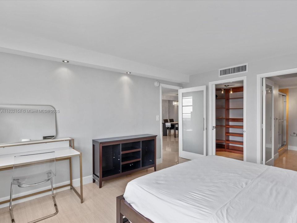 For Sale: $360,000 (1 beds, 1 baths, 910 Square Feet)