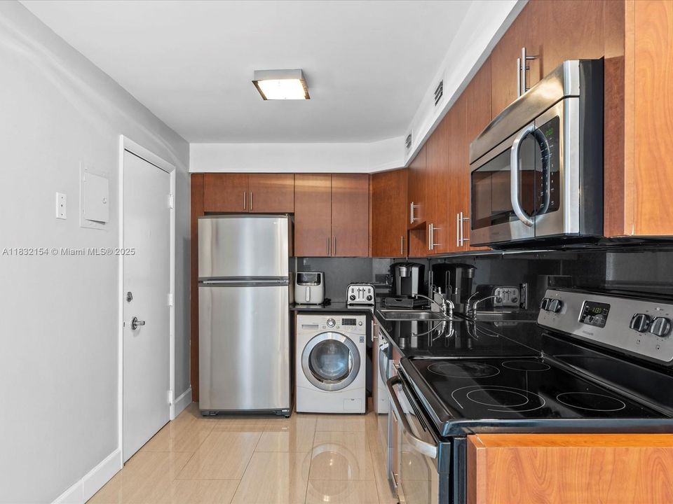 For Sale: $360,000 (1 beds, 1 baths, 910 Square Feet)