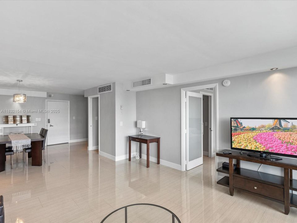 For Sale: $360,000 (1 beds, 1 baths, 910 Square Feet)