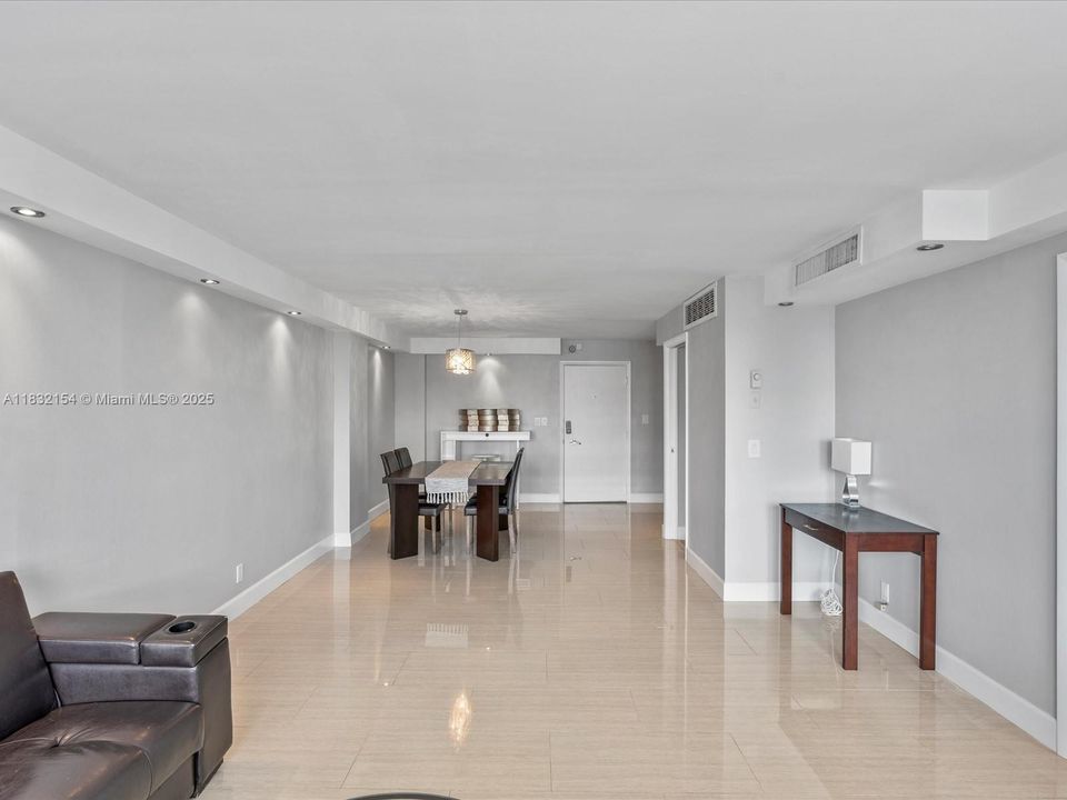 For Sale: $360,000 (1 beds, 1 baths, 910 Square Feet)