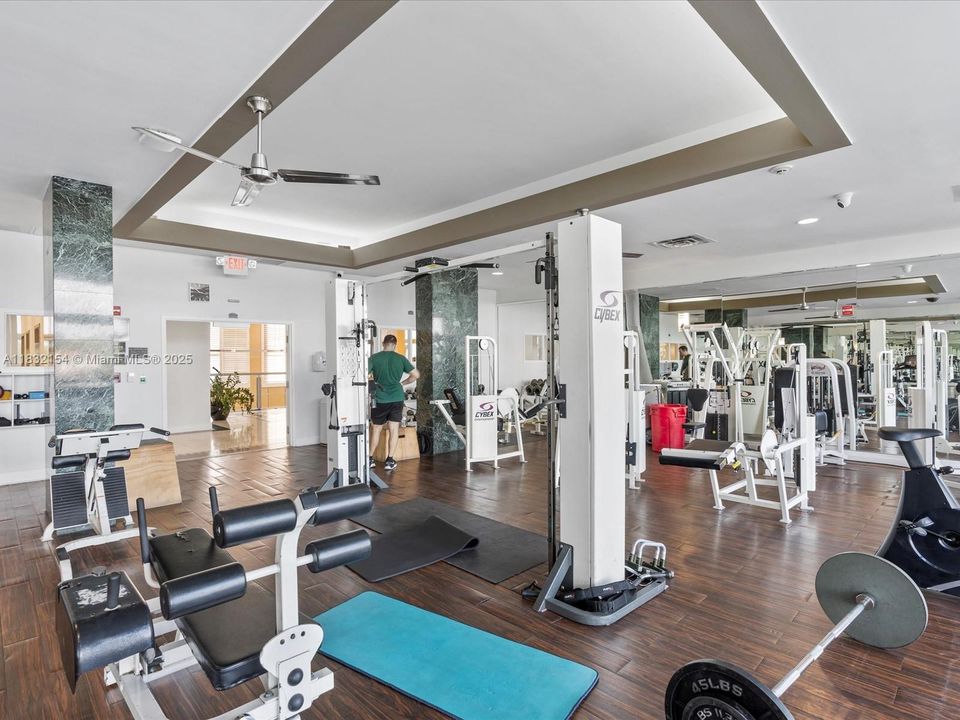 For Sale: $360,000 (1 beds, 1 baths, 910 Square Feet)