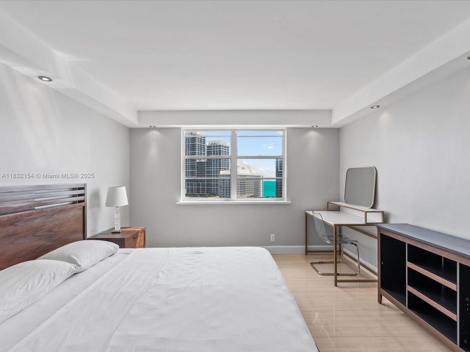 For Sale: $360,000 (1 beds, 1 baths, 910 Square Feet)