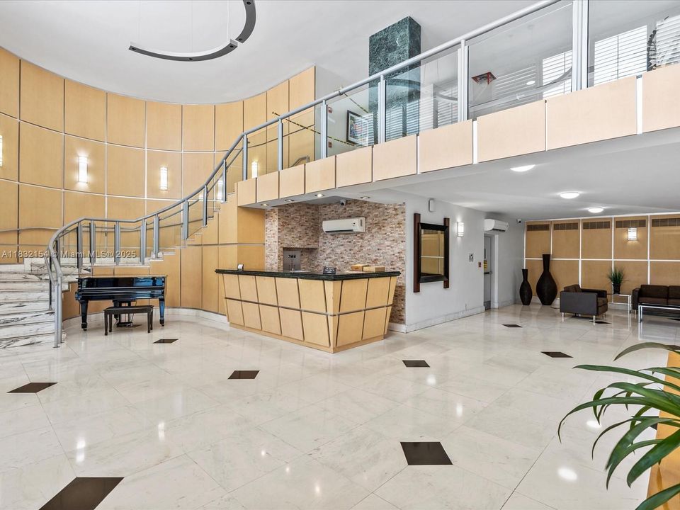 For Sale: $360,000 (1 beds, 1 baths, 910 Square Feet)