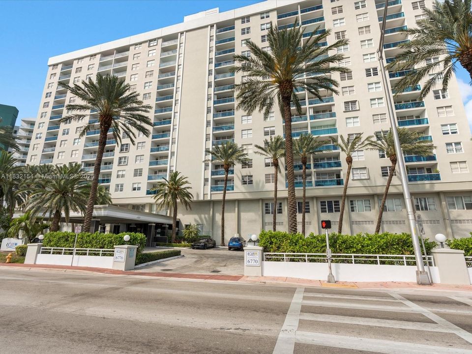 For Sale: $360,000 (1 beds, 1 baths, 910 Square Feet)