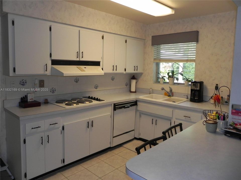 Recently Sold: $1,100,000 (4 beds, 3 baths, 2280 Square Feet)