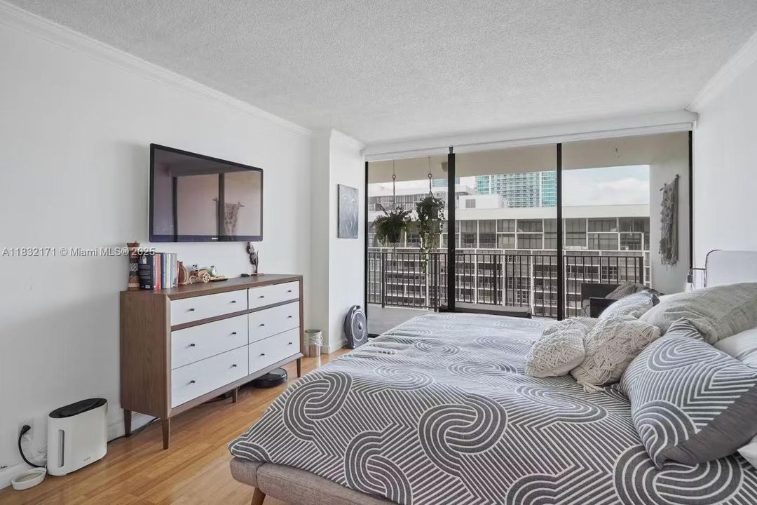 For Sale: $550,000 (1 beds, 1 baths, 1064 Square Feet)