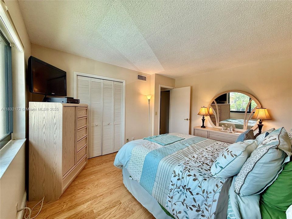 待售: $320,000 (2 贝兹, 2 浴室, 1231 平方英尺)