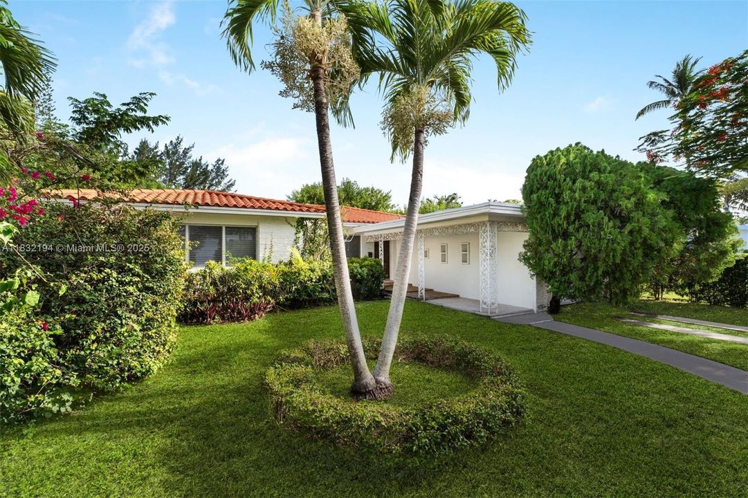 Recently Sold: $1,300,000 (2 beds, 2 baths, 1700 Square Feet)