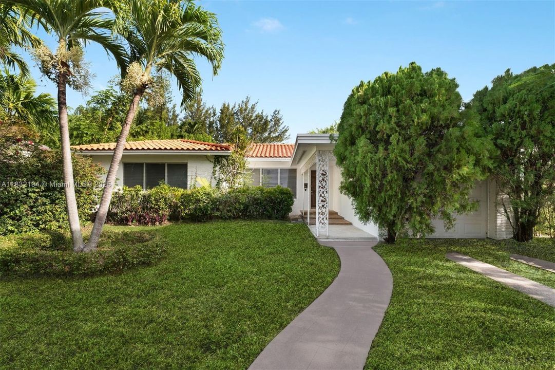 Recently Sold: $1,300,000 (2 beds, 2 baths, 1700 Square Feet)
