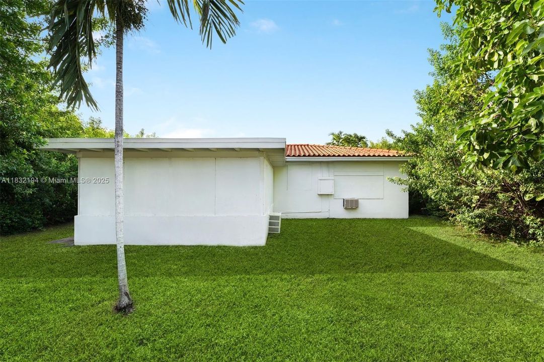 Recently Sold: $1,300,000 (2 beds, 2 baths, 1700 Square Feet)