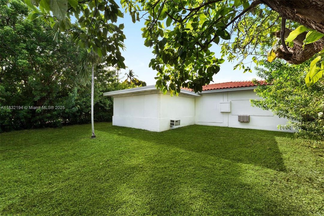 Recently Sold: $1,300,000 (2 beds, 2 baths, 1700 Square Feet)