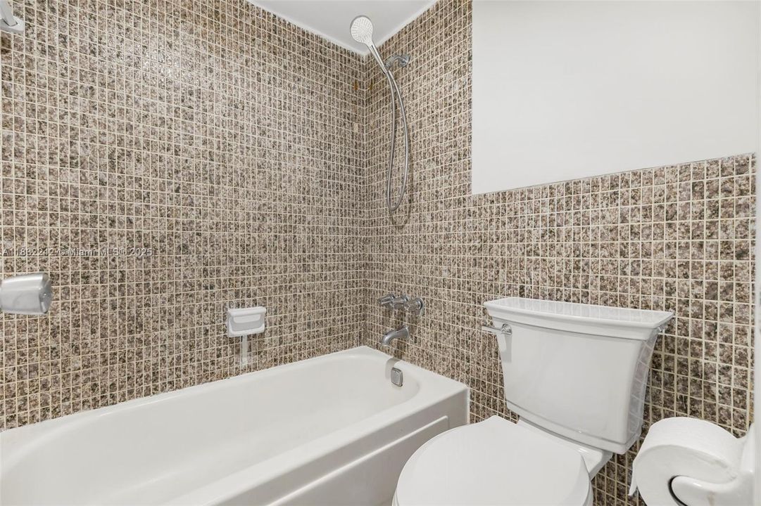 Vendido Recientemente: $399,000 (2 camas, 2 baños, 1163 Pies cuadrados)