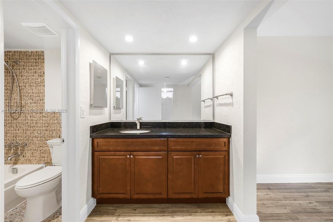 Vendido Recientemente: $399,000 (2 camas, 2 baños, 1163 Pies cuadrados)