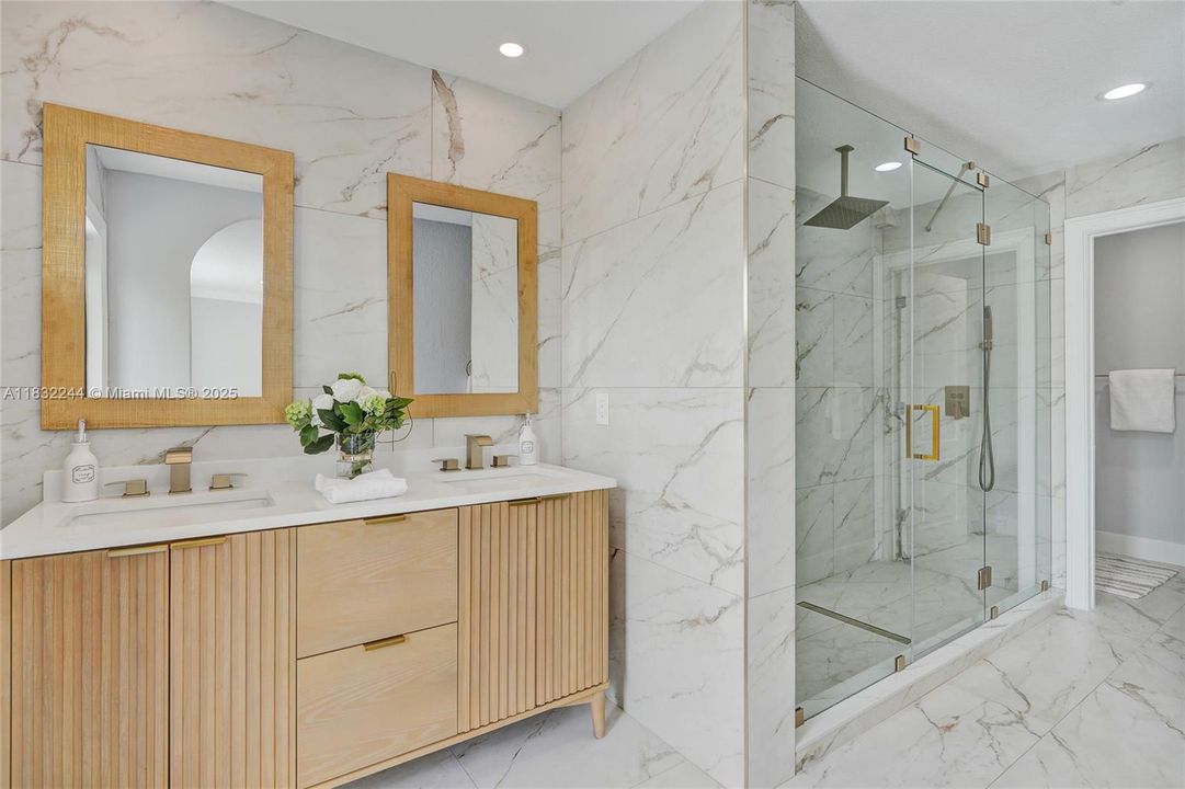 Vendido Recientemente: $1,400,000 (4 camas, 3 baños, 2542 Pies cuadrados)