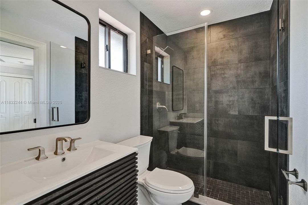 Vendido Recientemente: $1,400,000 (4 camas, 3 baños, 2542 Pies cuadrados)